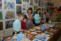 Чтобы ребята могли познакомиться с творчеством своих сверстников, в фойе Дворца культуры и спорта «Газовик» была организована художественная выставка
