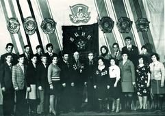 Коллектив промысла № 8 у знамени ВЦИК, 1970-е годы