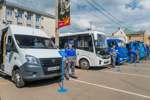 Оренбургские газодобытчики на площади возле администрации Новосергиевского района представили выставку легковой и грузовой техники, работающей на компримированном природном газе