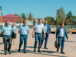 Олег Николаев (второй слева) в городе Абдулино
