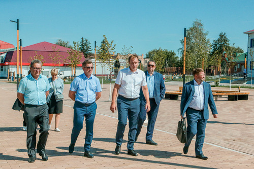 Олег Николаев (второй слева) в городе Абдулино