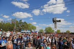 Молодые газовики с портретами фронтовиков ООО "Газпром добыча Оренбург" в шествии "Бессмертного полка"