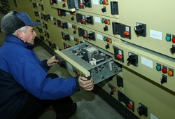 Начальник участка по эксплуатации и ремонту электрооборудования третьей очереди Петр Барышев демонстрирует новые электрические щитки