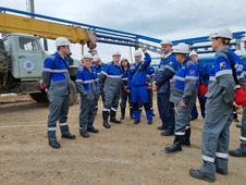 Участники совещания оценивают темпы реконструкции дожимных компрессорных станций газопромыслового управления ООО "Газпром добыча Оренбург"