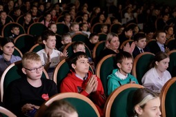 Воспитанники интернатных и реабилитационных учреждений Оренбуржья не отрывают глаз от сцены, где выступают участники благотворительного концерта "Дети — детям!"