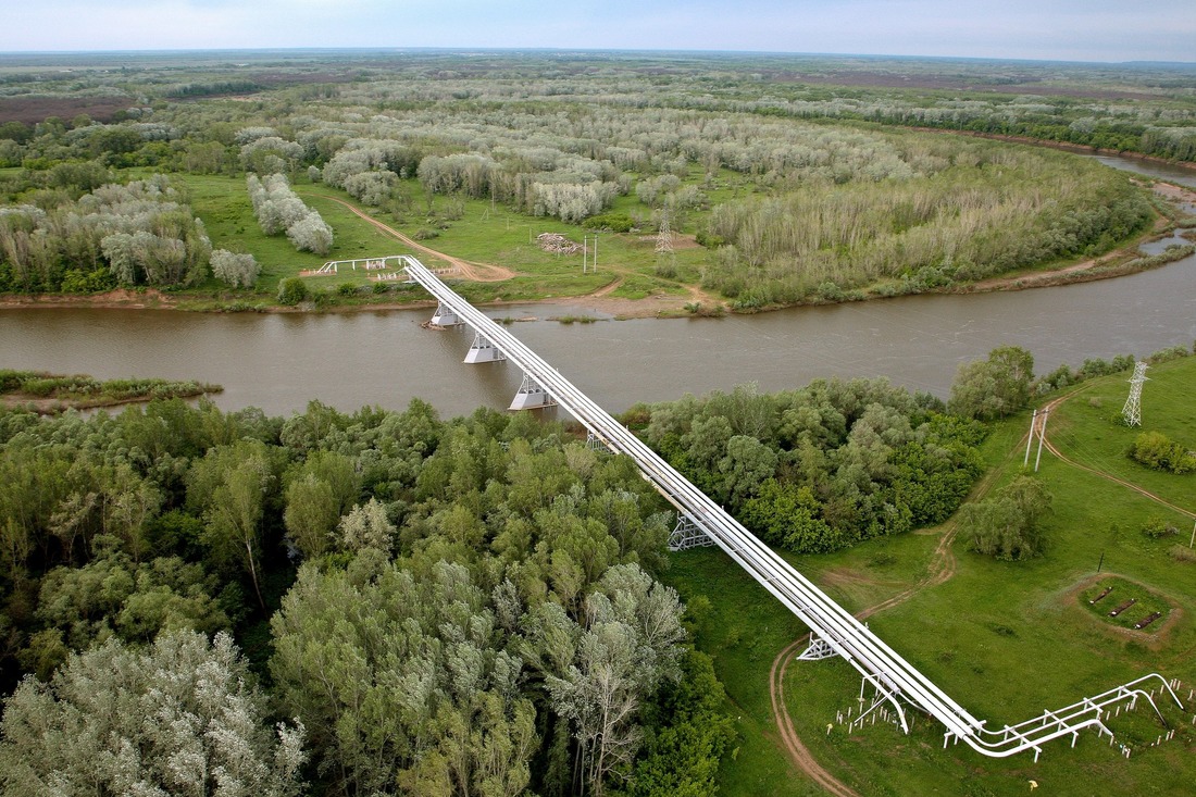 Воздушный переход трубопроводов через реку Урал