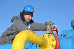 Оператор по добыче нефти, газа и конденсата Игорь Дружинин производит пуск скважины