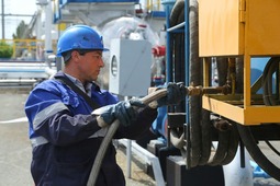Машинист паровой установки Виктор Вязников подключает газ к горелочному устройству