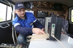 Слесарь-ремонтник Евгений Ковешников проводит отбор воздуха