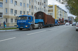 В доставке деталей паровоза были задействованы 4 трала-длинномера