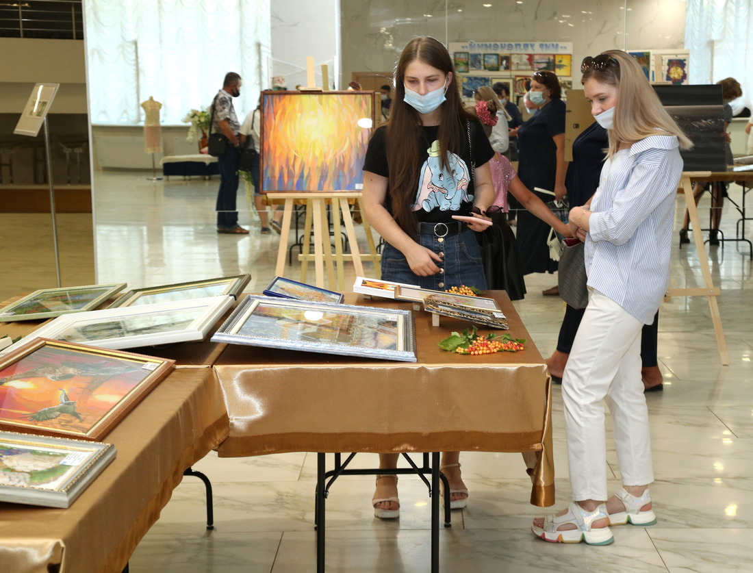 Выставка работ, представленных на конкурс "Мир увлечений", проходила во Дворце культуры и спорта "Газовик"