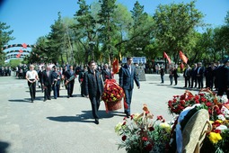 Возложение цветов к мемориалам Победы