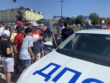 Автомобиль дорожно-патрульной службы пользовался особой популярность у юных участников акции