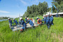 Специалисты военизированной части ООО "Газпром добыча Оренбург" в ходе учений спускают на воду плавающую транспортировочную платформу, надежного помощника в работе по ликвидации разливов