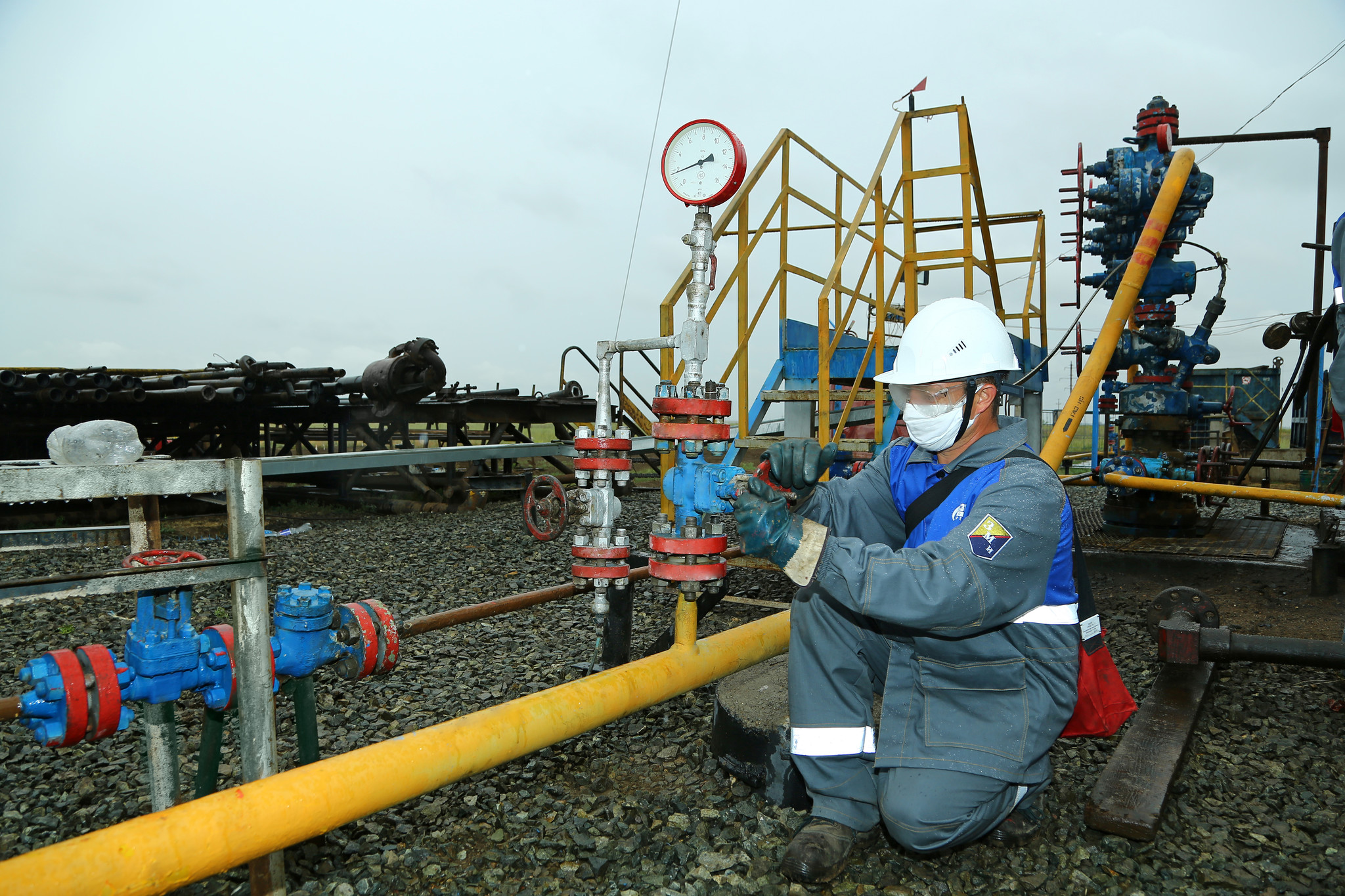 Скважина добычи газа. Оренбург нефтегазоконденсатное месторождение. Добыча газа. Газовое месторождение.