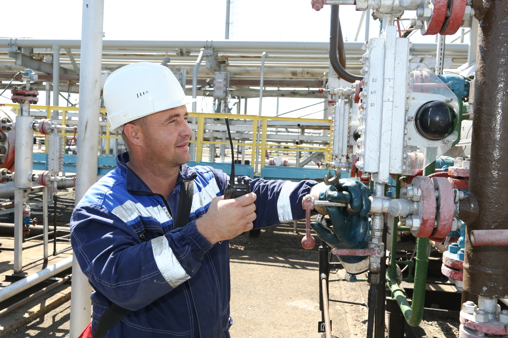Оператор по добыче нефти и газа. Оператор по добыче нефти и газа Газпром. Оператор ДНГ Газпром. Оператор по добыче нефти, газа и газового конденсата. Газпром добыча газа.