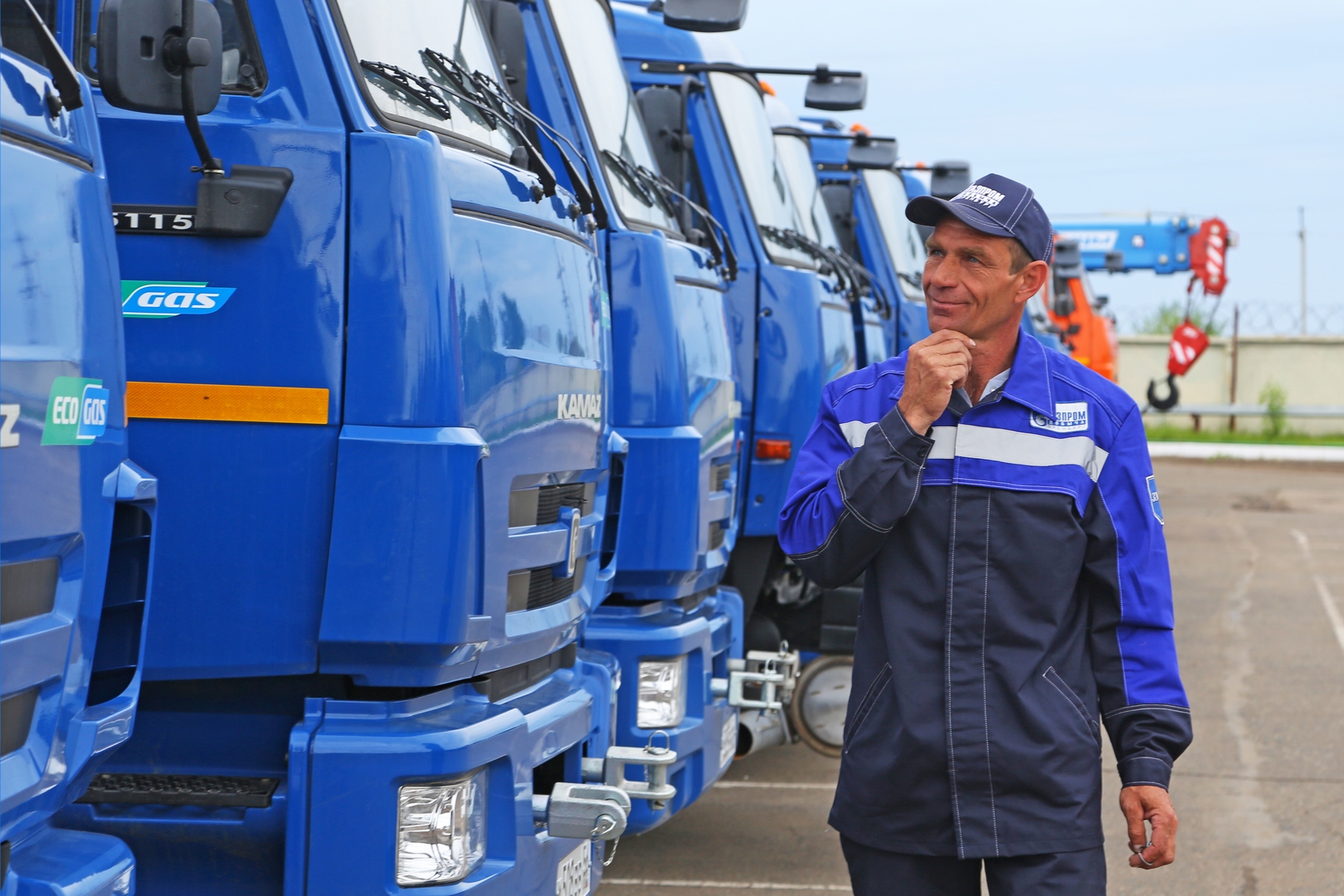 Работа вахта водитель автомобиля. Автопарк Газпрома. Работники автотранспорта.