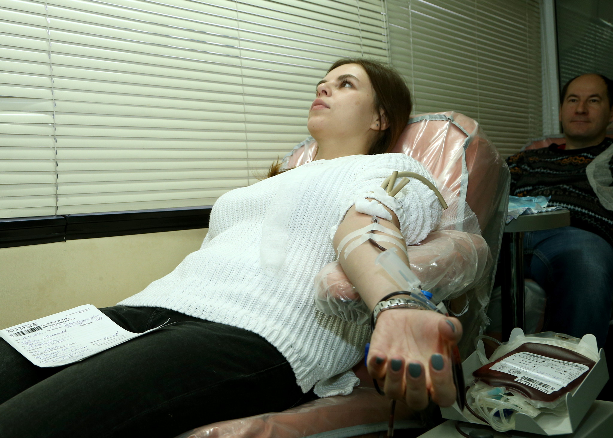 Оренбургская областная станция переливания. Девушке переливают кровь. Переливание крови девушке.